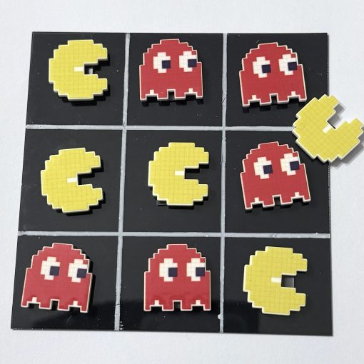 Noughts and crosses Pac-Man !